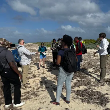 一群高中生在土耳其的海滩上 & 凯科斯与澳门葡京博彩软件地质学教授和学生.